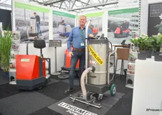 Patrick le Maître of Verhagen Leiden. They have been manufacturing industrial hoovers for 60 years. New is this wireless industrial hoover, the Comzu F3313 Battery. In an hour you can vacuum an area of 2500 m2.